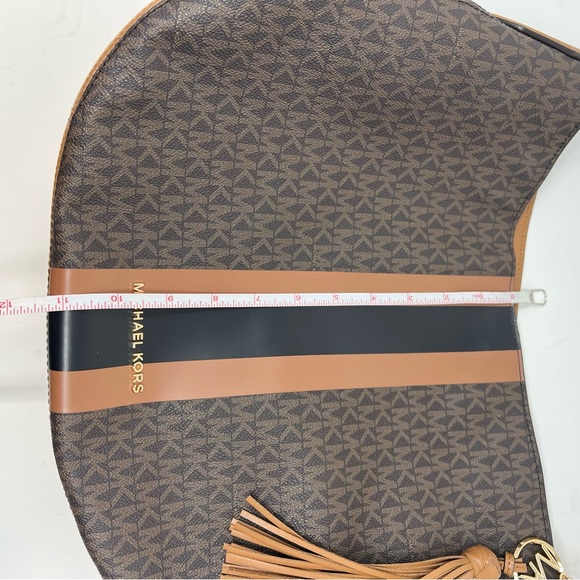Michael Kors Brooke Signature Hobo Bag Signature Logo Pattern in Tan Black - Picture 13 of 14